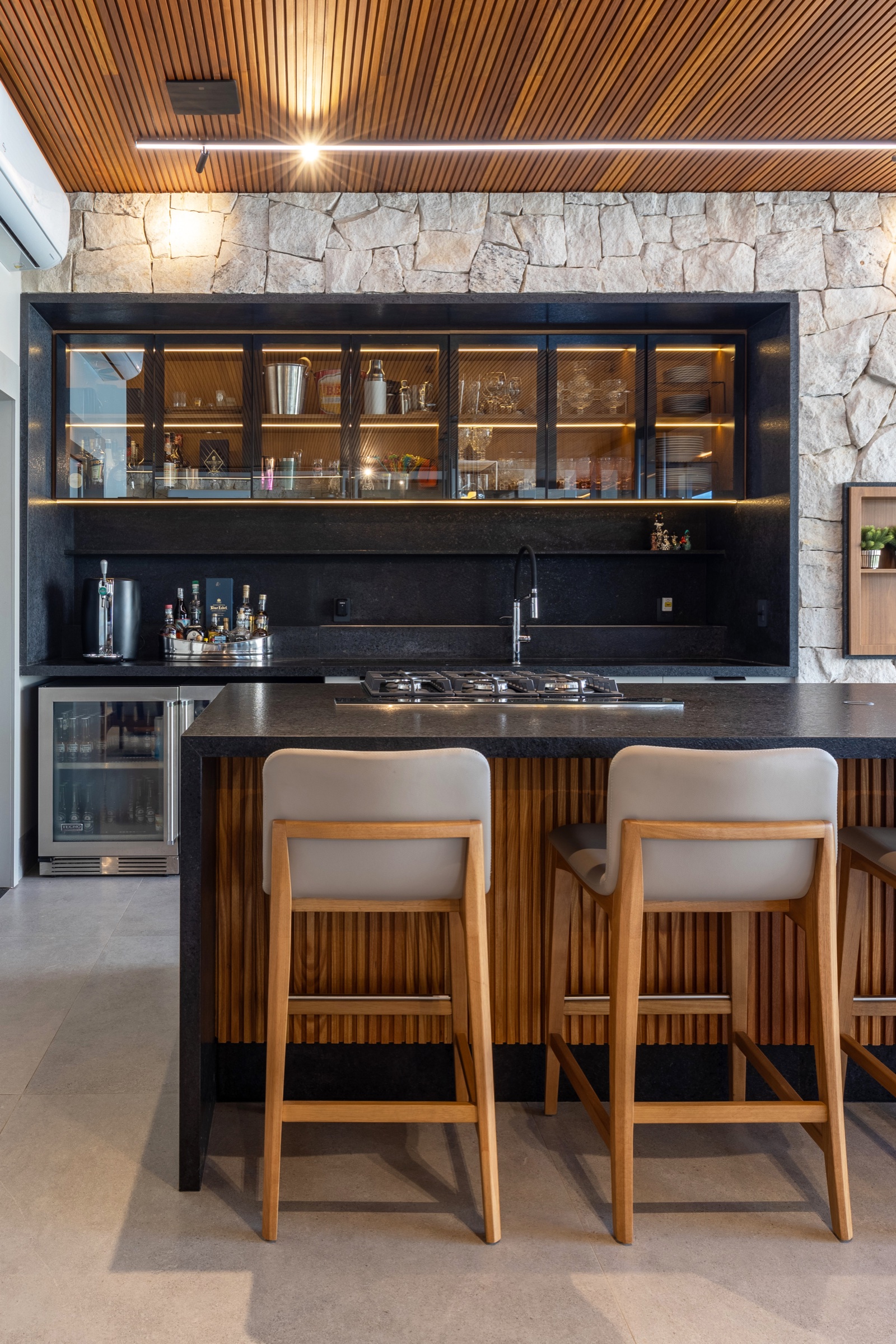 Móvel gourmet em MDF com portas de vidro, puxadores e iluminação em LED